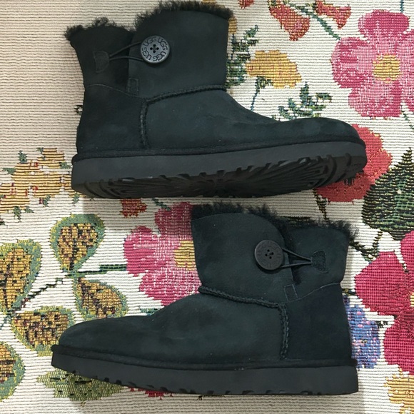 UGG mini bailey button II boots size 9 black suede - Picture 6 of 8